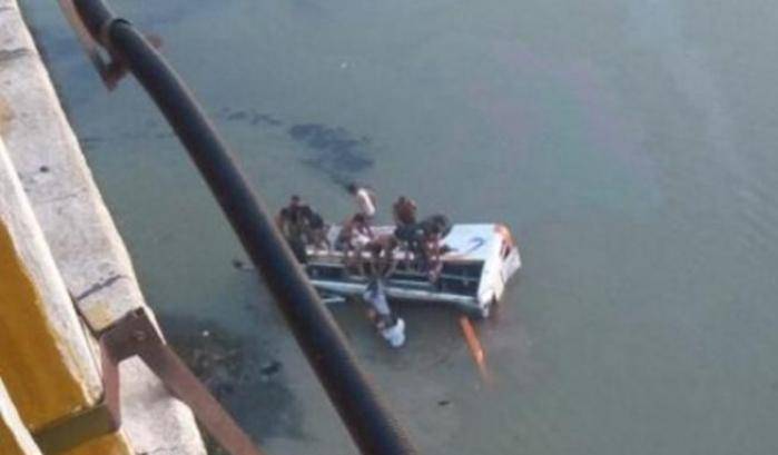 Tragedia in India: pullman cade da un ponte e finisce in un fiume, 32 morti