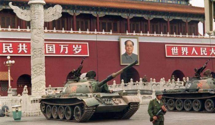 0004C4A3-carriarmati-su-piazza-tiananmen Carriarmati su piazza Tiananmen