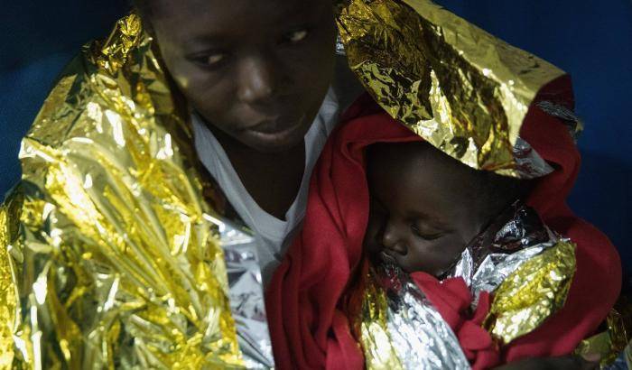 0004C4B8-una-mamma-e-un-bambino-migranti-salvati-a-largo-delle-coste-siciliane Una mamma e un bambino migranti salvati a largo delle coste siciliane