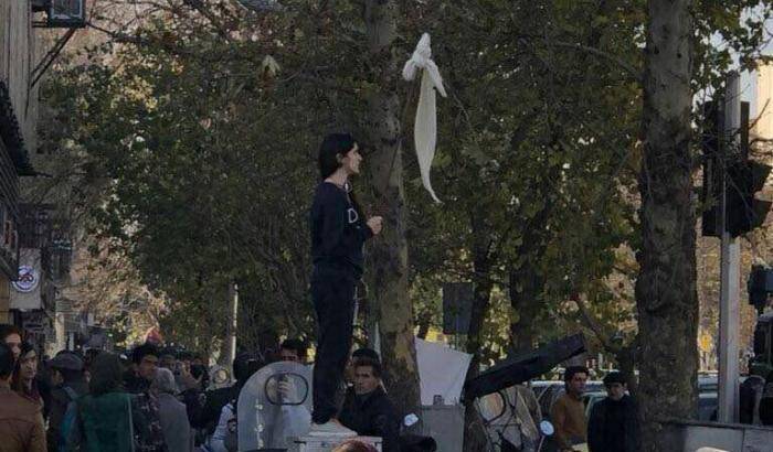 0004C5BE-la-ragazza-simbolo-della-protesta-a-teheran La ragazza simbolo della protesta a Teheran
