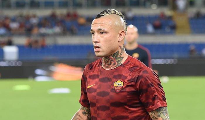 Radja Nainggolan ha pubblicato dei video - poi rimossi - su Instagram in cui fumava, beveva e bestemmiava.