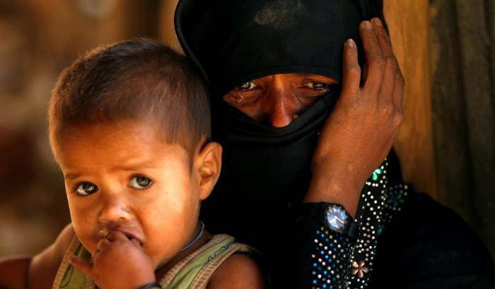 Una rifugiata Rohingya con il figlio