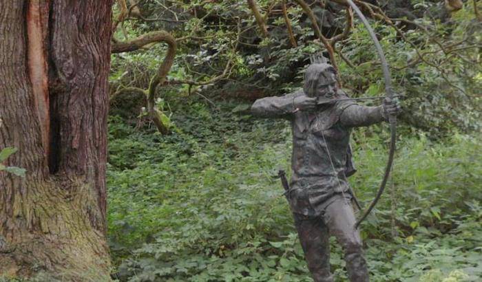 La statua di Robin Hood nella foresta di Sherwood