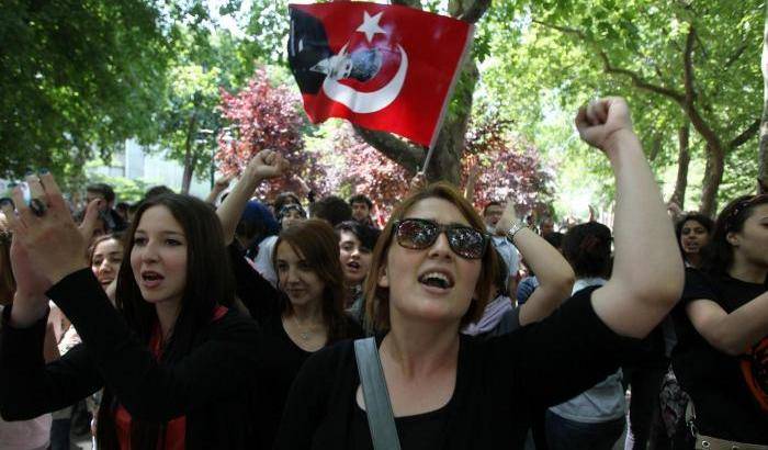0004C825-manifestazione-di-donne-in-turchia Manifestazione di donne in Turchia