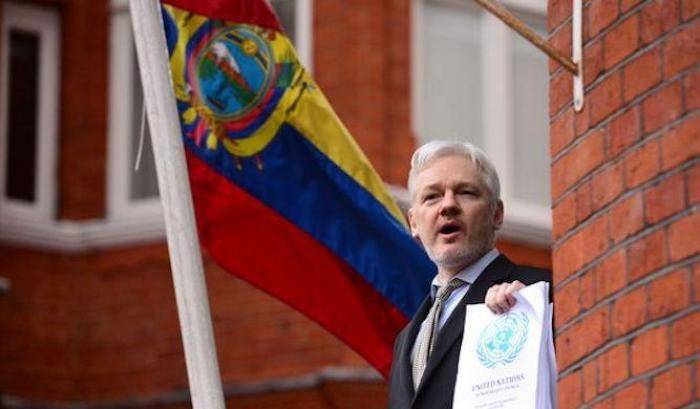 0004C82E-julian-assange-all-ambasciata-dell-ecuador-di-londra Julian Assange all'ambasciata dell'Ecuador di Londra