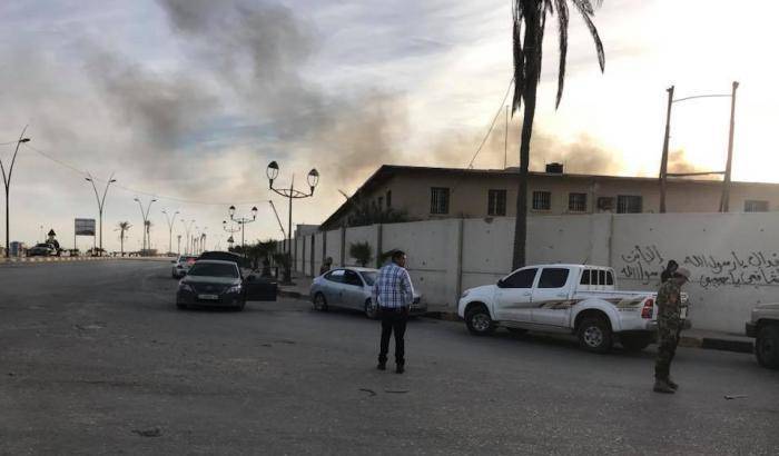 Guerriglia intorno all'aeroporto di Tripoli: 20 morti e 63 feriti