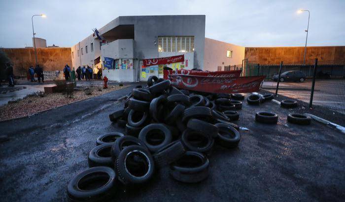 Decine di carceri in tutta la Francia sono di nuovo bloccate dalle guardie in agitazione