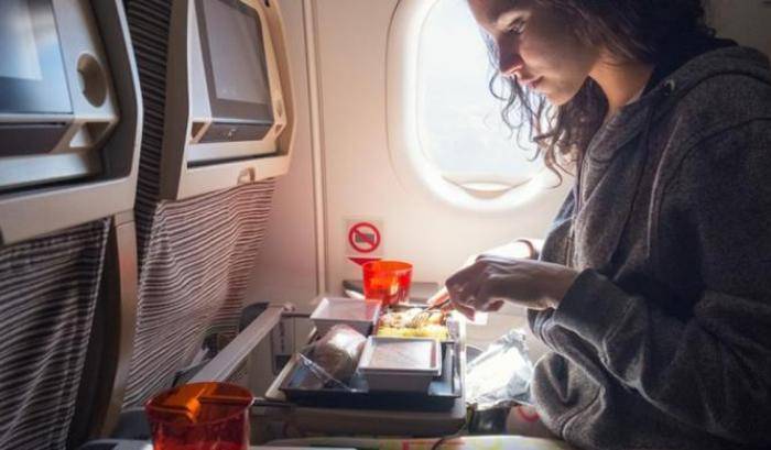Il pasto di una passeggera di un aereo