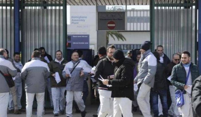 Fca, operai contro il piano industriale: bloccato l'ingresso allo stabilimento di Pomigliano