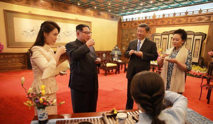 0004DAF6-l-incontro-tra-kim-jong-un-e-xi-jinping-con-le-rispettive-mogli-ri-sol-ju-e-peng-liyuan L'incontro tra Kim Jong-un e Xi Jinping con le rispettive mogli Ri Sol-ju e Peng Liyuan