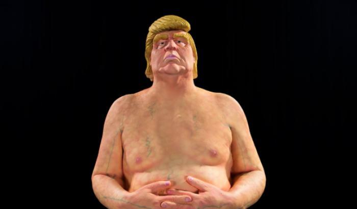 "L'imperatore non ha le palle": all'asta la statua di Donald Trump nudo