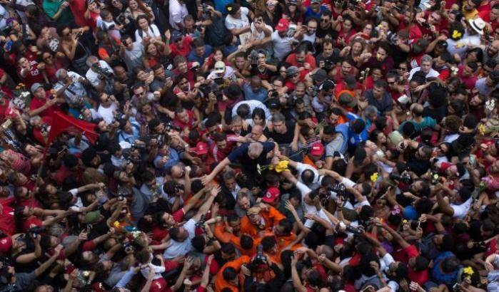 0004DDAB-l-immenso-bagno-di-folla-per-lula-prima-di-entrare-in-carcere L'immenso bagno di folla per Lula prima di entrare in carcere