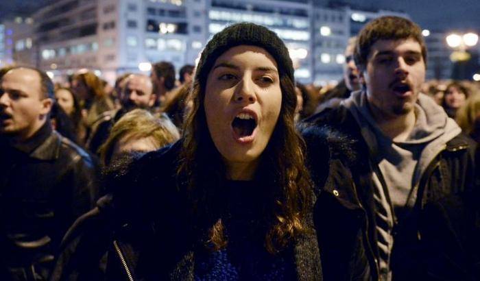 Giovani manifestano ad Atene