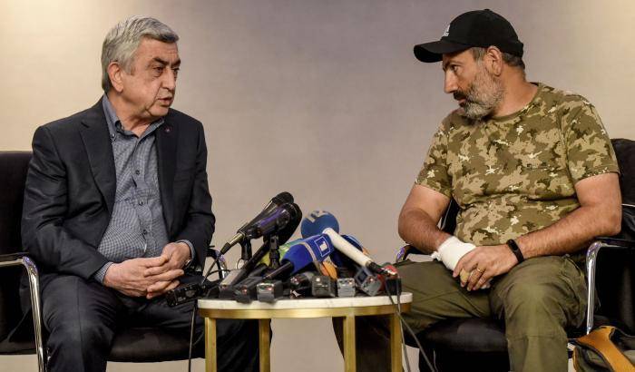 Il leader della protesta Serzh Sargsyan con la mano fasciata