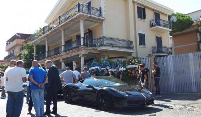 La Ferrari nera usata per le ronde: l'auto simbolo del potere dei Casamonica