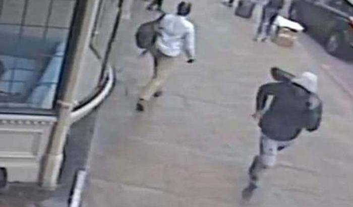 Il fotogramma del video ripreso da una tv inglese che mostrerebbe l'omicida