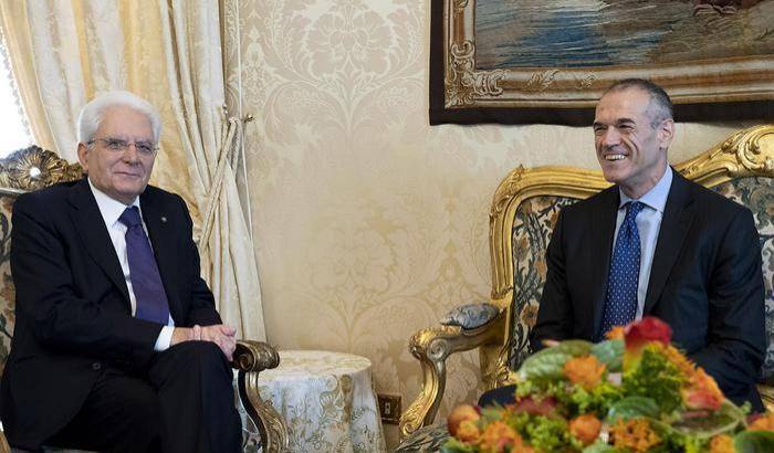 Il presidente della Repubblica Sergio Mattarella ha conferito a Carlo Cottarelli