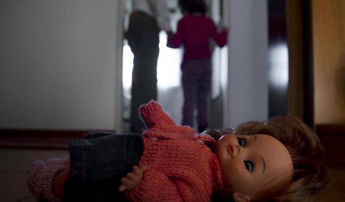 Se questa è una madre: offriva la figlia di 11 anni al compagno per 'divertirsi'