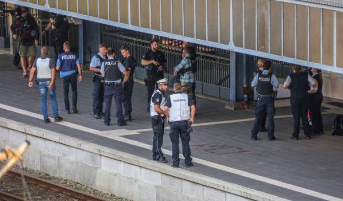 Germania, paura sul treno: uomo armato di coltello aggredisce passeggeri