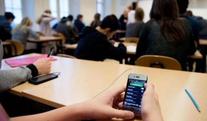 Francia, proposta di legge per vietare cellulari a scuola