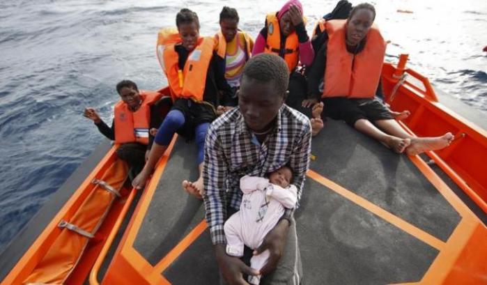 Bambini e madri attendono i soccorsi