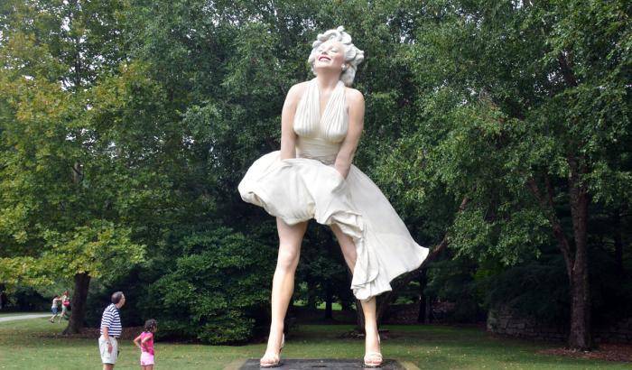 Una delle statue di Marilyn distribuite nella città di Stamford dall'artista Seward Johnson