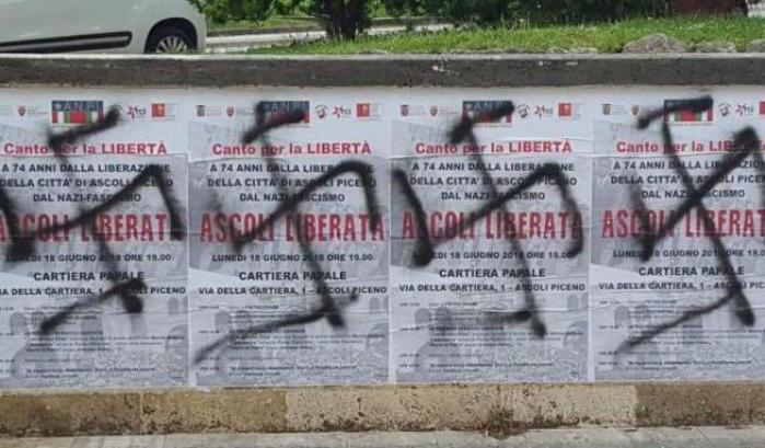 I manifesti dell'Anpi imbrattati con le svastiche