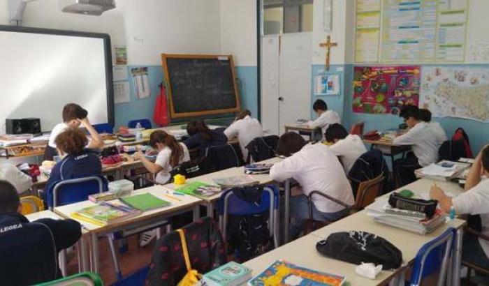 "Sono la tua fidanzata", gli sms della prof pedofila all'alunno 13enne