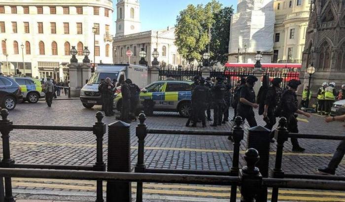 Allarme bomba a Londra: evacuata la stazione di Charing Cross, un arresto