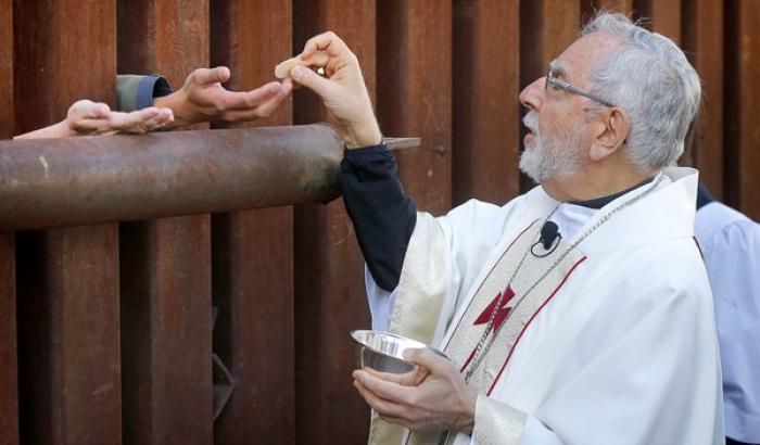 La comunione  distribuita oltre il muro che divide la frontiera americana