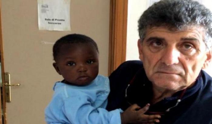 0004F467-pietro-bartolo-con-la-piccola-favour-la-bambina-orfana-di-mamma-morta-durante-un-naufragio Pietro Bartolo con la piccola Favour, la bambina orfana di mamma, morta durante un naufragio