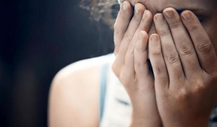 Stuprata tre volte nella stessa sera: la denuncia drammatica di una ragazza inglese