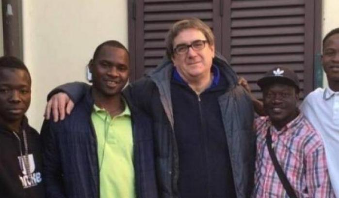 Don Biancalani con gli ospiti del suo centro di accoglienza