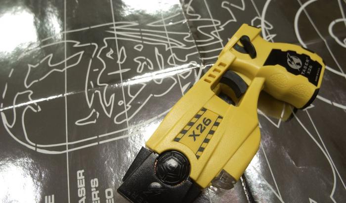 Agente spara a una bambina di 11 anni con il Taser: l'America si ribella