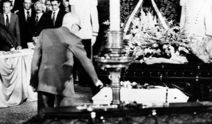 0004FD87-pertini-ai-funerali-delle-vittime-della-strage-di-bologna Pertini ai funerali delle vittime della strage di Bologna