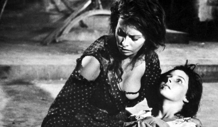 Una scena della Ciociara, il film di Vittorio De Sica che affrontò in modo coraggioso il tema degli stupri di guerra