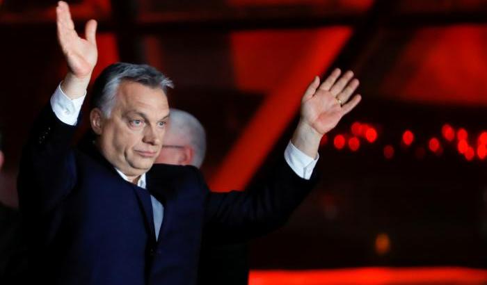 Il vice-presidente Ue contro Orban: si è comportato da codardo