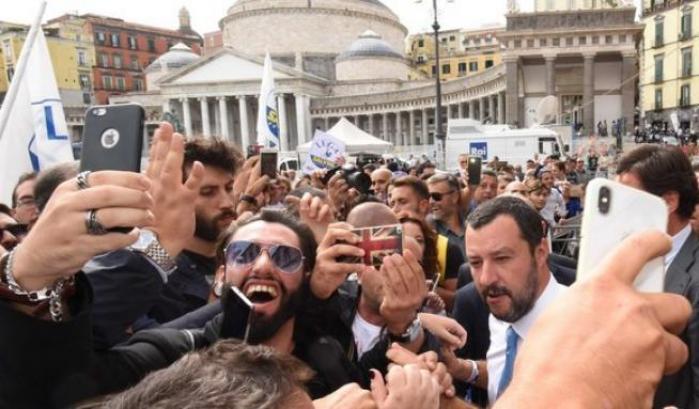 Truppe cammellate a Napoli: 20 euro per applaudire Salvini
