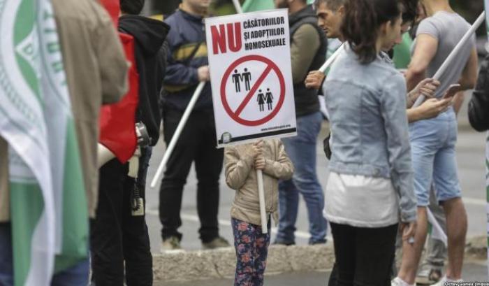 00050651-una-bambina-a-una-manifestazione-contro-i-gay Una bambina a una manifestazione contro i gay