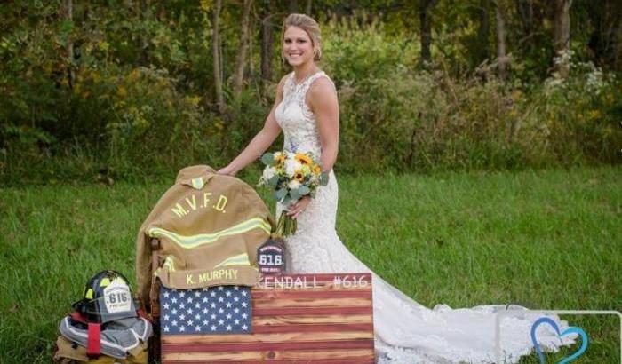 Foto in posa con la lapide del compagno il giorno in cui avrebbero dovuto sposarsi