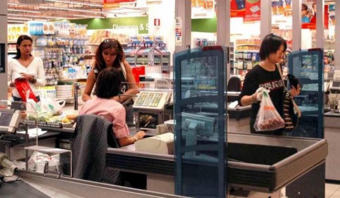 "Non voglio essere servita da un negro": ordinario razzismo alla cassa di un Carrefour di Varese