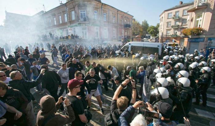 Scontri tra manifestanti e polizia