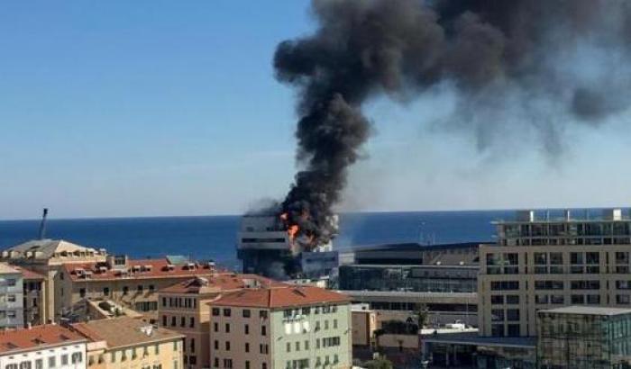 Incendio nella sede dell'Autorità portuale a Savona: palazzo evacuato e dipendenti sotto choc