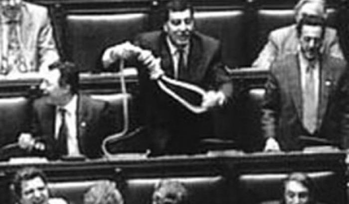 000509FE-il-leghista-luca-leoni-orsenigo-esibisce-il-cappio-in-parlamento Il leghista Luca Leoni Orsenigo esibisce il cappio in Parlamento