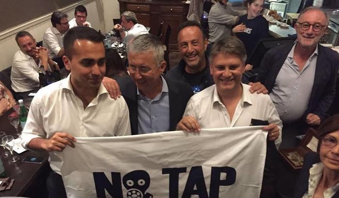 Marco Potì insieme a Luigi Di Maio con un cartello NoTap