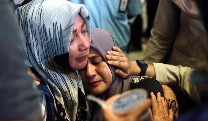 Tragedia in Indonesia, precipita in mare un aereo con 189 a bordo: nessun superstite