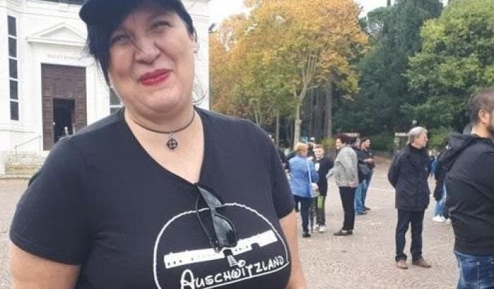 La fascista con la maglietta Auschwitzland che deride la Shoah