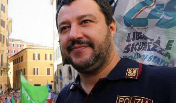 Salvini e l'ennesima uscita imbarazzante: "sono uno sbirro per missione"