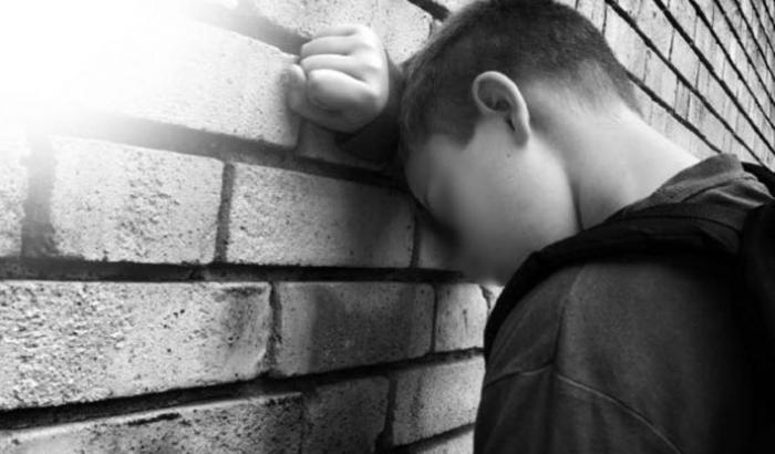00050D6D-legato-e-costretto-a-subire-un-clistere-per-la-festa-di-18-anni-due-coetanei-a-processo-per-violenza-sessuale Legato e costretto a subire un clistere per la festa di 18 anni: due coetanei a processo per violenza sessuale