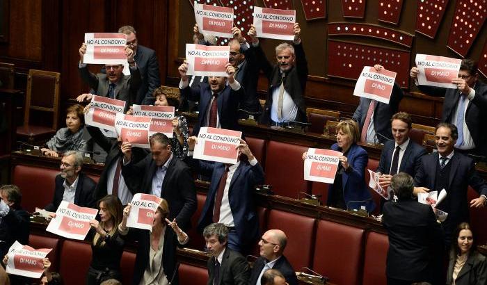 00050DF9-la-protesta-dei-senatori-del-pd-al-condono-di-ischia La protesta dei senatori del Pd al condono di Ischia